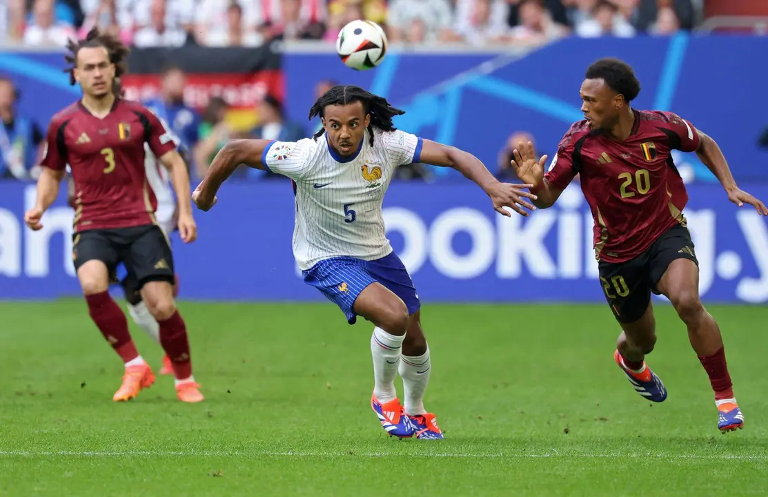 El defensa franc&eacute;s Jules Kounde durante el partido que ha enfrentado a Francia y B&eacute;lgica en D&uuml;sseldorf. EFE/EPA/FRIEDEMANN VOGEL