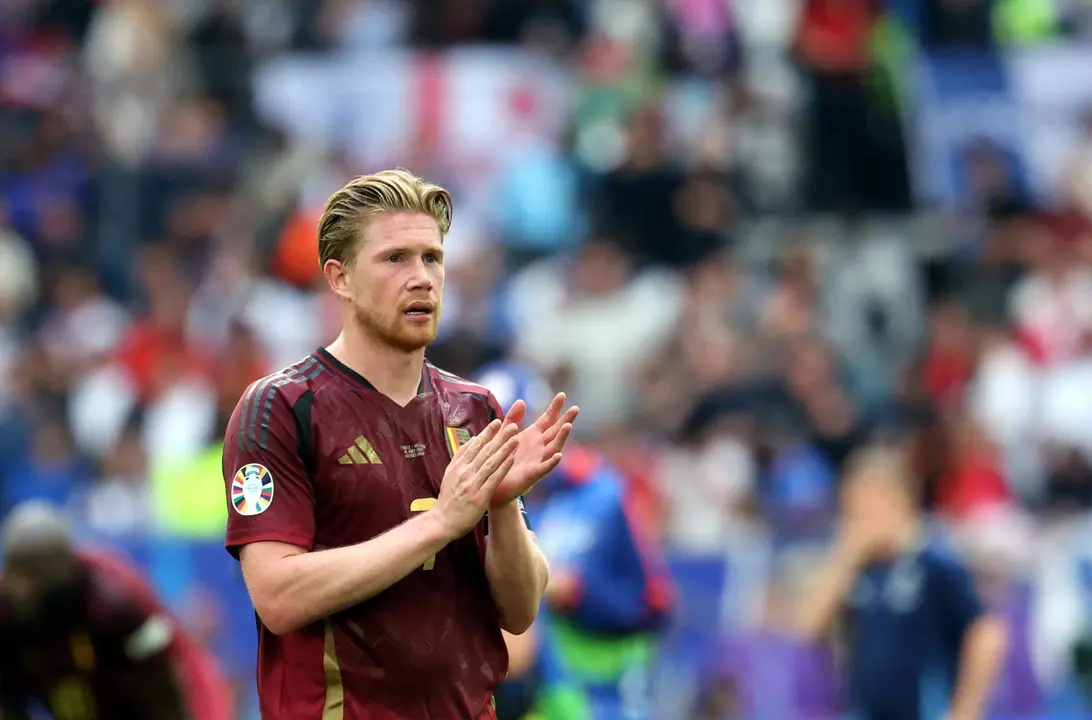 El medio belga Kevin de Bruyne lamenta la derrota de su selecci&oacute;n en D&uuml;sseldorf, Alemania. EFE/EPA/CHRISTOPHER NEUNDORF