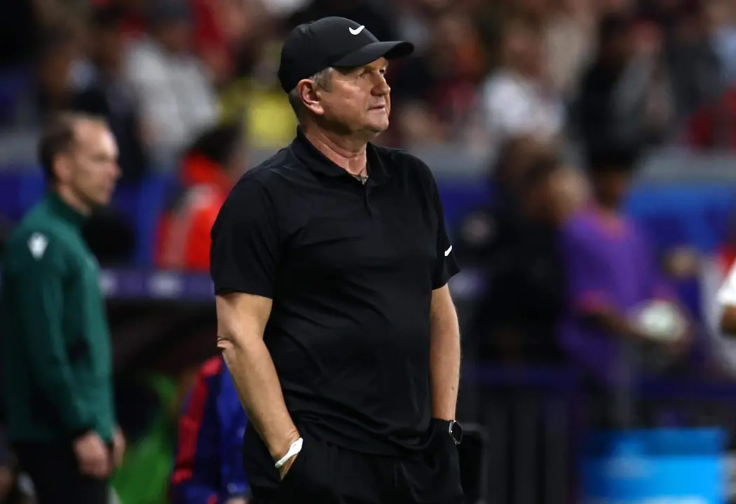 El entrenador Matjaz Kek de Eslovenia reacciona durante el partido de f&uacute;tbol de la UEFA EURO 2024. EFE/EPA/ANNA SZILAGYI