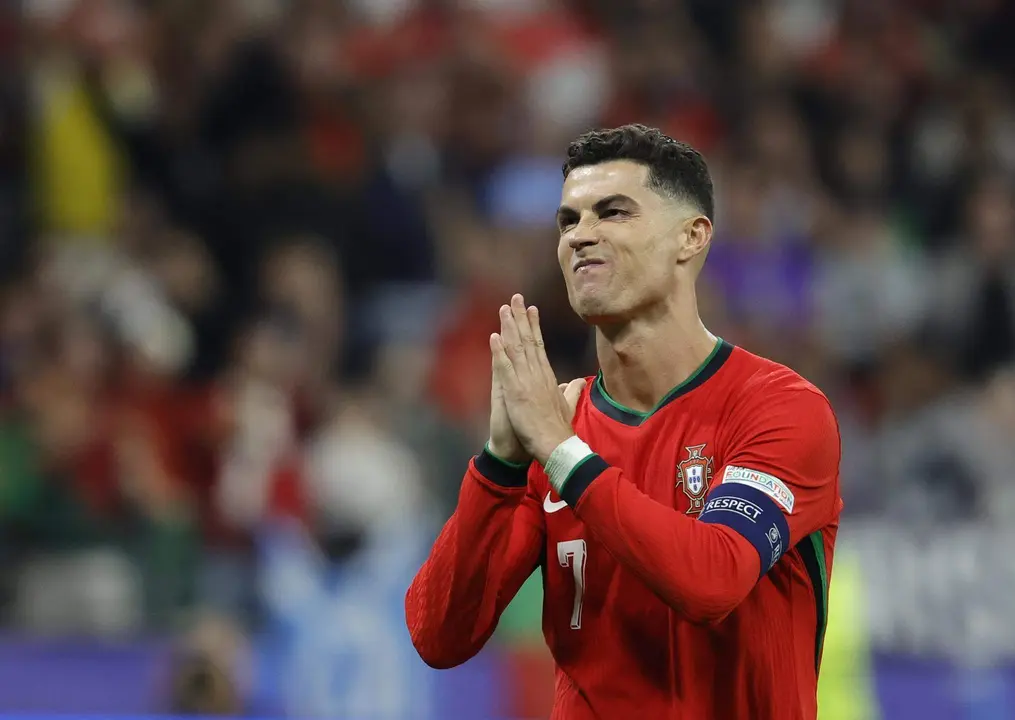 - Cristiano Ronaldo, de Portugal, pide perd&oacute;n durante el partido de octavos de final de la Eurocopa 2024 entre Portugal y Eslovenia s en Frankfurt Main (Alemania). EFE/EPA/ Ronald Wittek