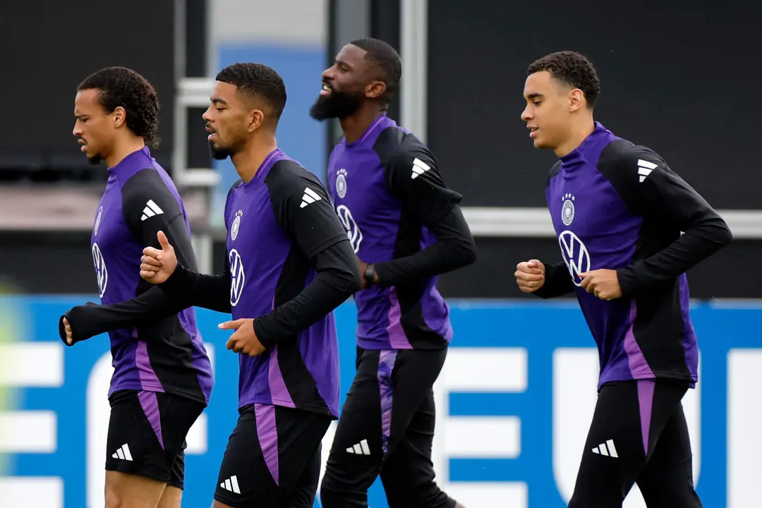 Los jugadores alemanes Jamal Musiala (d), Antonio R&uuml;diger (C), Benjamin Henrichs (2I)y Leroy Sane (I) se ejercitan en Herzogenaurach, Alemania. EFE/ Alberto Estevez