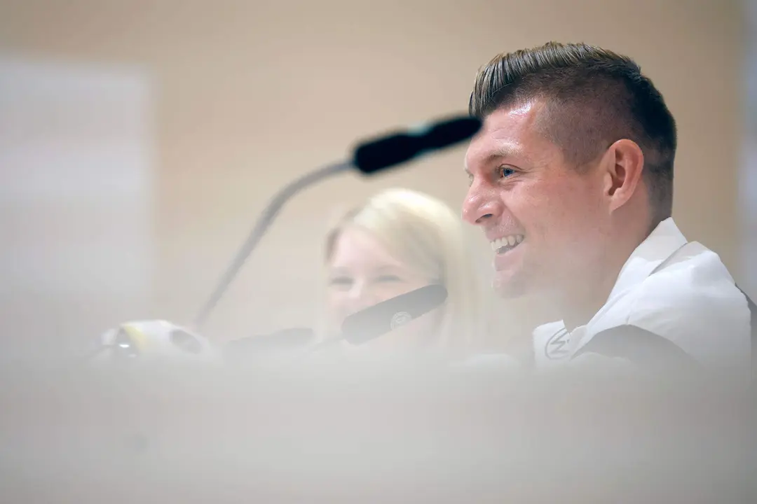 El jugador alem&aacute;n Toni Kroos durante la rueda de prensa posterior al entrenamiento que la selecci&oacute;n de Alemania ha realizado en Herzogenaurach. EFE/ Alberto Est&eacute;vez