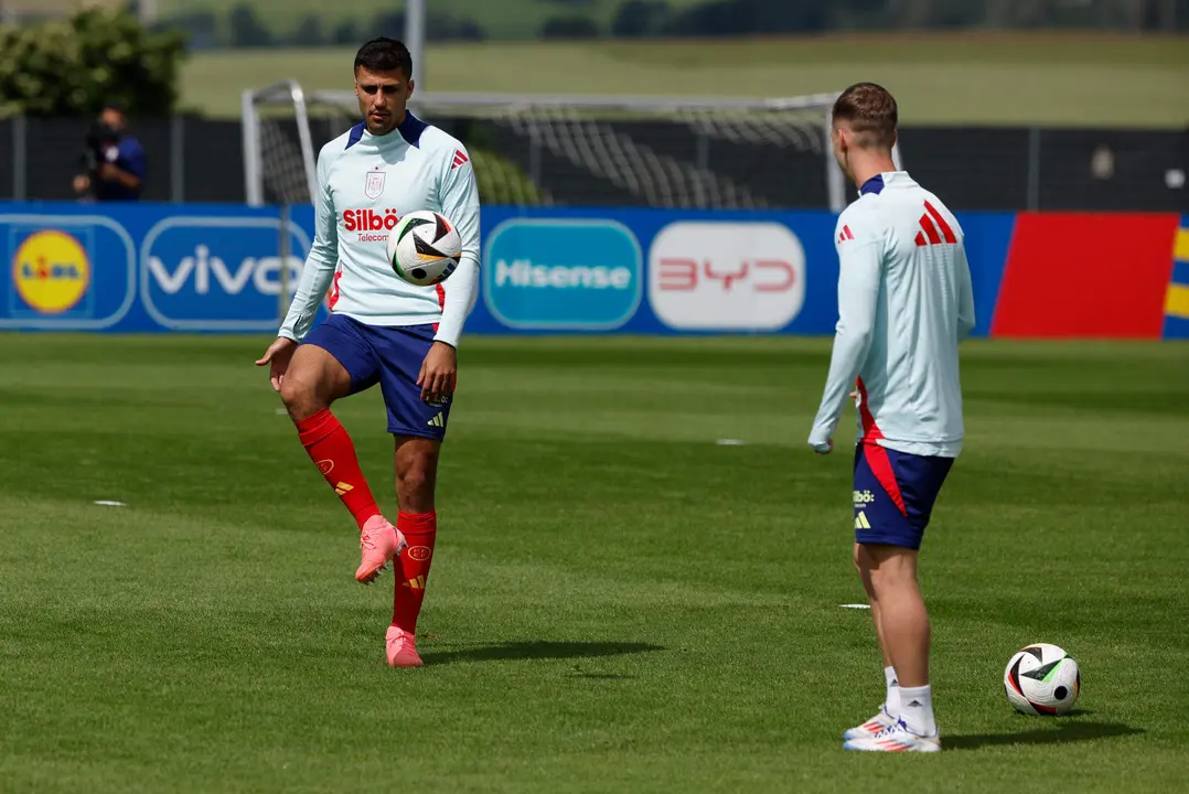 El centrocampista de la selecci&oacute;n espa&ntilde;ola Rodri durante el entrenamiento celebrado este jueves en la localidad alemana de Donaueschingen. Espa&ntilde;a se enfrentar&aacute; a Croacia el pr&oacute;ximo 15 de Junio en el partido de la Eurocopa que disputar&aacute;n en el estadio Olympiastadion. EFE/ JJ Guill&eacute;n
