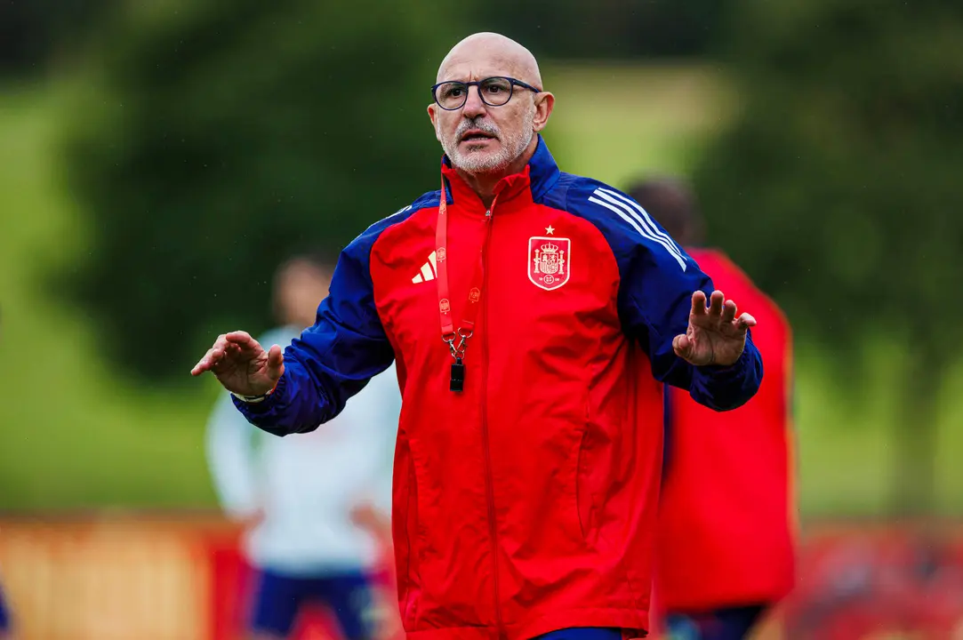 El seleccionador espa&ntilde;ol, Luis de la Fuente, dirige un entrenamiento este mi&eacute;rcoles, en Donaueschingen (Alemania). La selecci&oacute;n espa&ntilde;ola se enfrenta este viernes, en los cuartos de final de la Eurocopa 2024 a Alemania. EFE/ Pablo Garc&iacute;a Rfef SOLO USO EDITORIAL SOLO DISPONOBLE PARA ILUSTRAR LA NOTICIA QUE ACOMPA&Ntilde;A (CR&Eacute;DI TO OBLIGATORIO)
