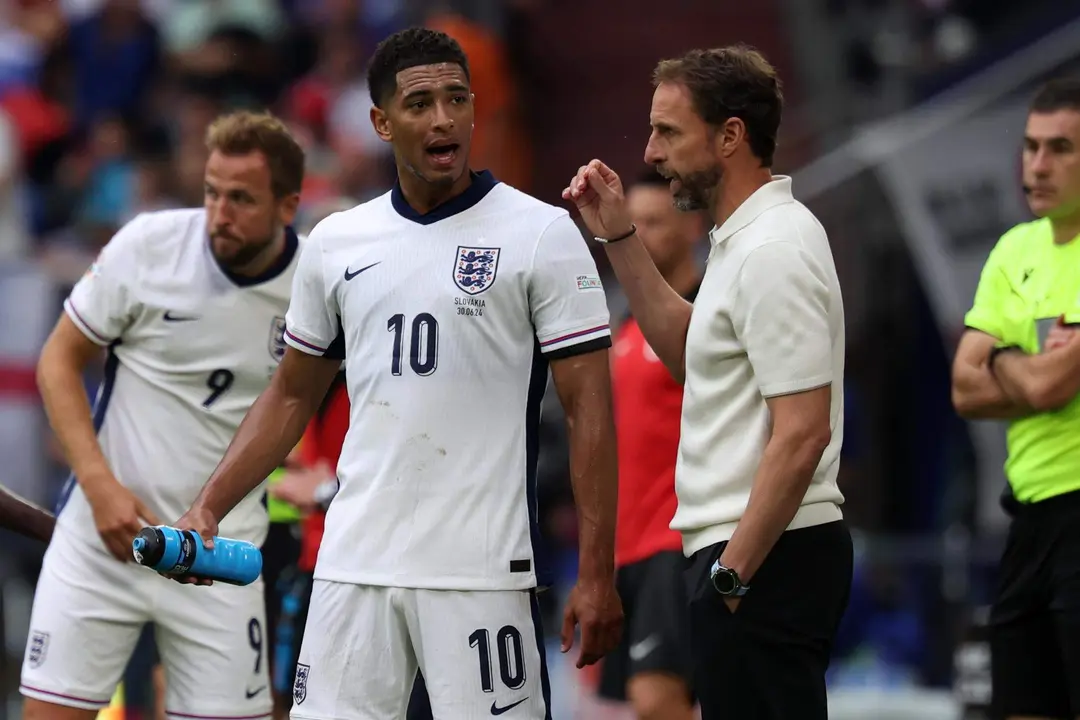 Jude Bellingham habla con el seleccionador ingl&eacute;s, Gareth Southgate. EFE/EPA/CHRISTOPHER NEUNDORF