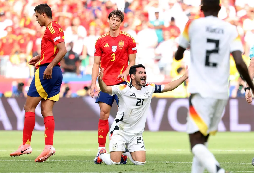 El central Robin Le Normand se lamenta mientras el alem&aacute;n Ilkay Guendogan pide amarilla para el espa&ntilde;ol durante el partido de cuartos de la Eurocopa 2024 entre Espa&ntilde;a y Alemania en Stuttgart, Alemania EFE/EPA/FRIEDEMANN VOGEL