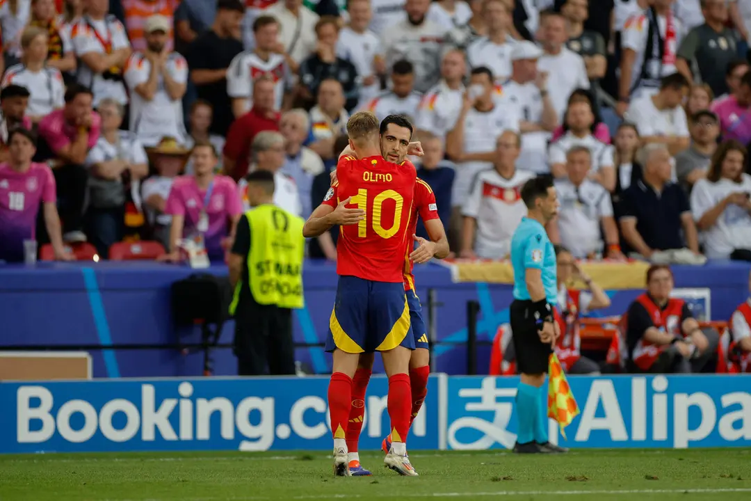 El centrocampista de la selecci&oacute;n espa&ntilde;ola de f&uacute;tbol Mikel Merino (d) celebra con Dani Olmo tras marcar el segundo gol, durante el partido de cuartos de final de la Eurocopa que Espa&ntilde;a y Alemania han disputado en Stuttgart. EFE/Alberto Est&eacute;vez