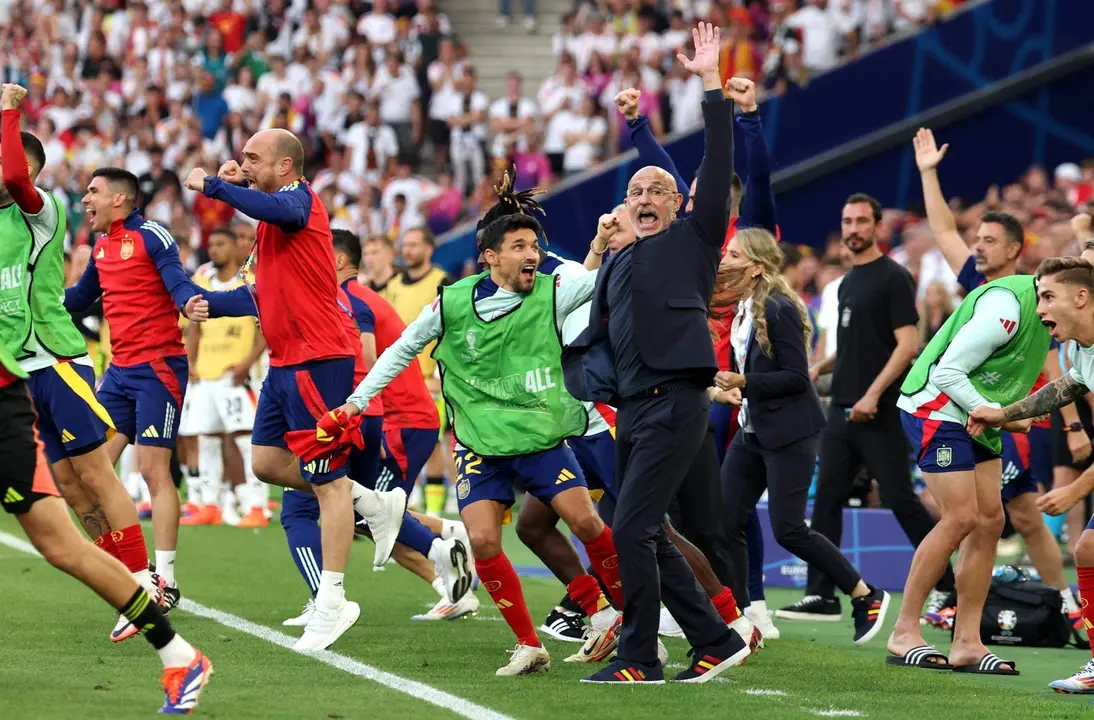 Luis de la Fuente y todo el banquillo tras el partido de cuartos de la Eurocopa 2024 entre Espa&ntilde;a y Alemania en Stuttgart, Alemania EFE/EPA/FRIEDEMANN VOGEL