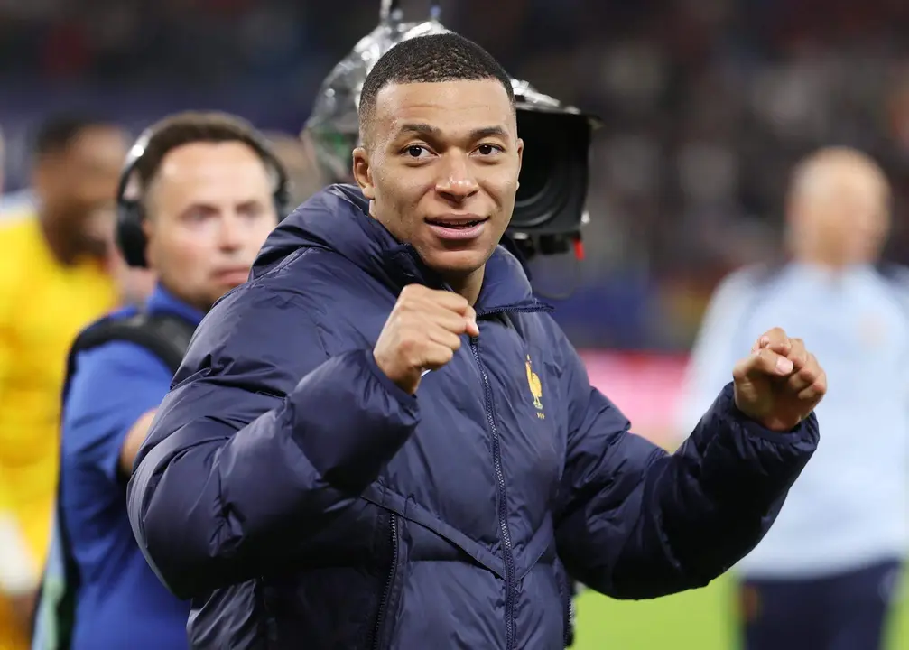 Kylian Mbapp&eacute; celebra el pase de Francia a las semifinales de la Eurocpa tras ganar en los penaltis a Portugal. EFE/EPA/CHRISTOPHER NEUNDORF