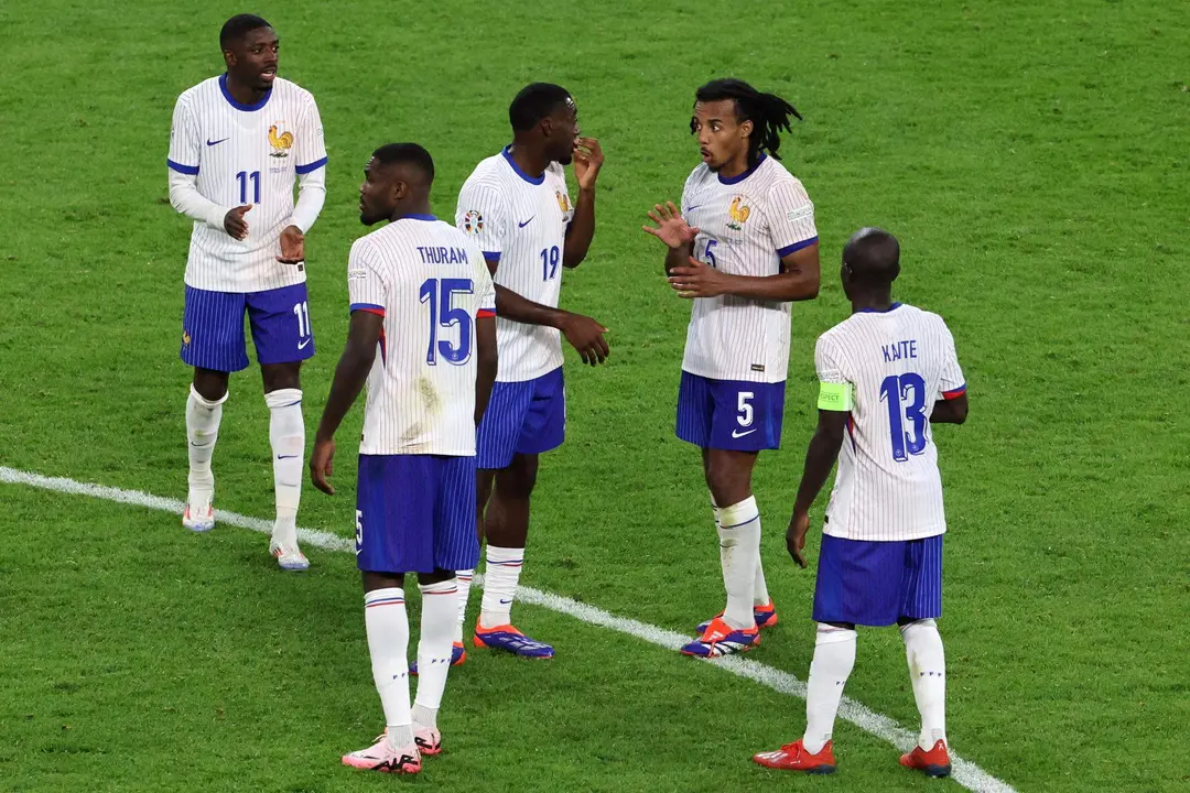 Jugadores de la selecci&oacute;n francesa durante el partido de cuartos de final de la Eurocopa 2024 que midi&oacute; a Francia contra Portugal. EFE/EPA/ABEDIN TAHERKENAREH