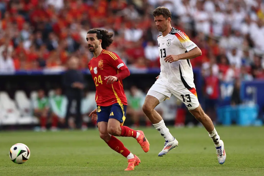Thomas M&uuml;ller (d) durante el partido de cuartos de final de la Eurocopa 2024 que enfrent&oacute; a Espa&ntilde;a y a Alemania. EFE/EPA/ANNA SZILAGYI