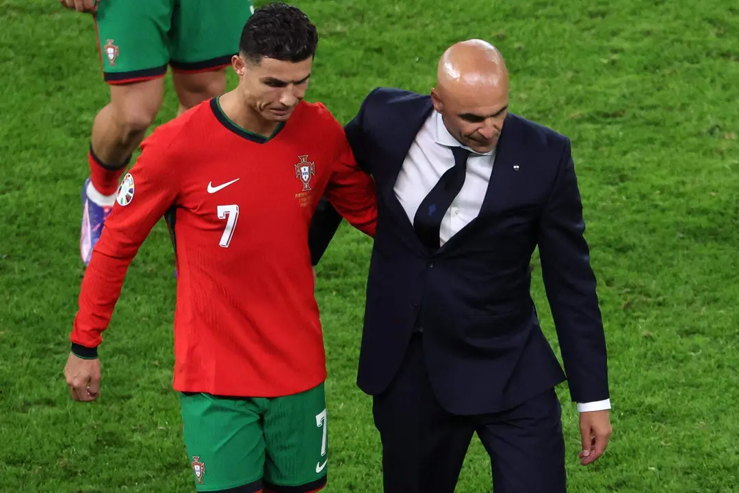 El espa&ntilde;ol Roberto Martinez habla con Cristiano Ronaldo tras la eliminaci&oacute;n ante Francia en cuartos de final de la Eurocopa. EFE/EPA/ABEDIN TAHERKENAREH
