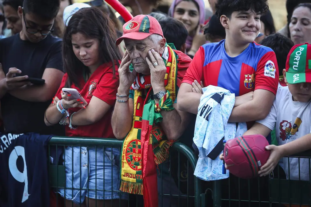 Decenas de aficionados recibieron este s&aacute;bado a la selecci&oacute;n de Portugal en el aeropuerto de LisboaEFE/EPA/RODRIGO ANTUNES