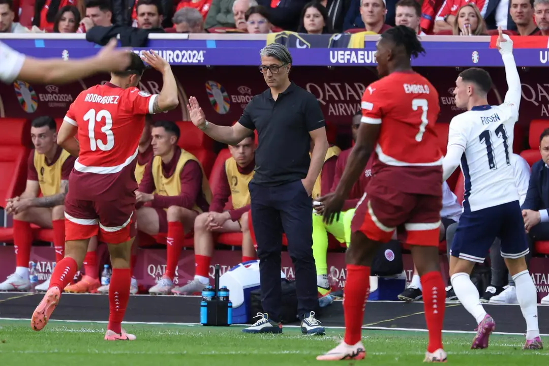 El seleccionador suizo Murat Yakin da instrucciones durante el partido de cuartos que han jugado Inglaterra y Suiza en D&uuml;sseldorf, Alemania, EFE/EPA/GEORGI LICOVSKI