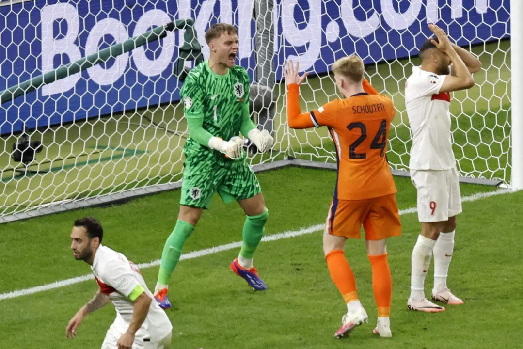 El portero Bart Verbruggen celebra la parada salvador del minuto 92 durante el partido de cuartos de final que han jugado Pa&iacute;ses Bajos y mTurqu&iacute;a en Berl&iacute;n, Alemania. EFE/EPA/ROBERT GHEMENT