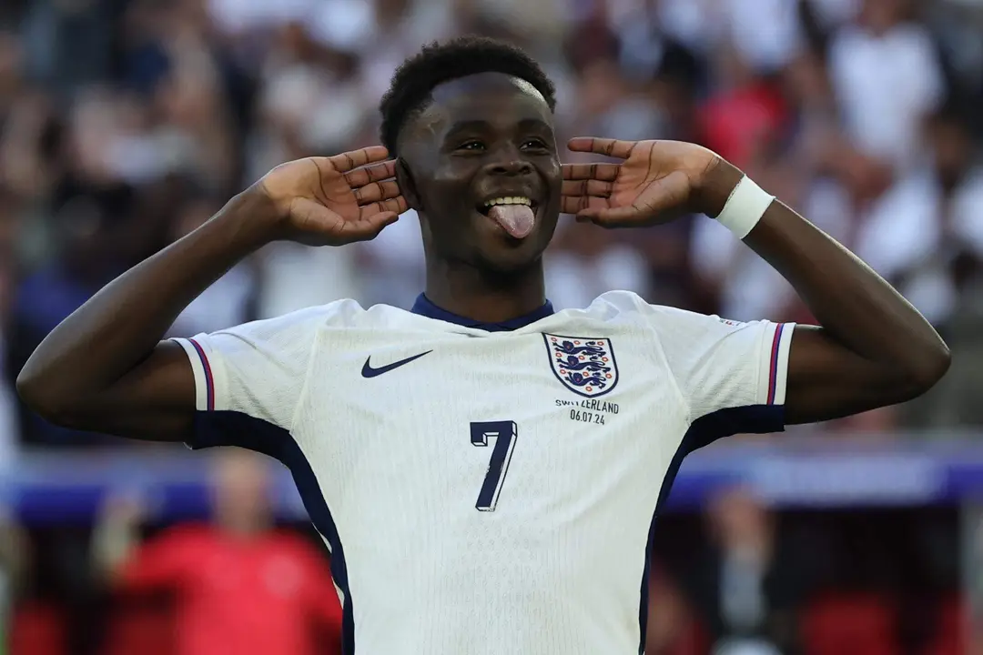 El jugador ingl&eacute;s Bukayo Saka celebra tras marcar en los penaltis del partido de f&uacute;tbol de cuartos de final de Eurocopa 2024 entre Inglaterra y Suiza, en Dusseldorf, Alemania. EFE/EPA/GEORGI LICOVSKI