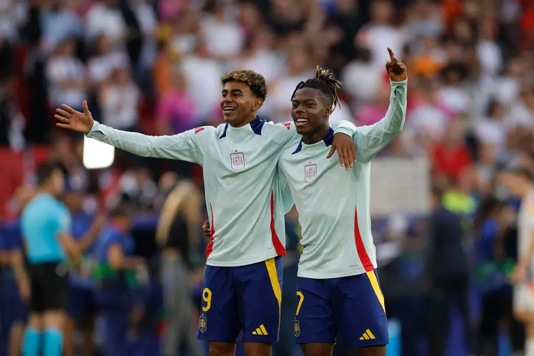 Los jugadores de Espa&ntilde;a Lamine Yamal (i) y Nico Williams celebran su victoria en el partido de cuartos de final de la Eurocopa entre Espa&ntilde;a y Alemania, en Stuttgart, en una foto de archivo. EFE/ Alberto Est&eacute;vez