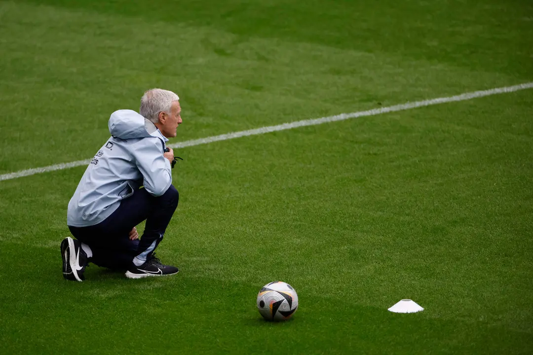 El seleccionador de Francia, Didier Deschamps, durante un entrenamiento que el equipo franc&eacute;s ha realizado en Paderborn (Alemania). EFE/Alberto Est&eacute;vez