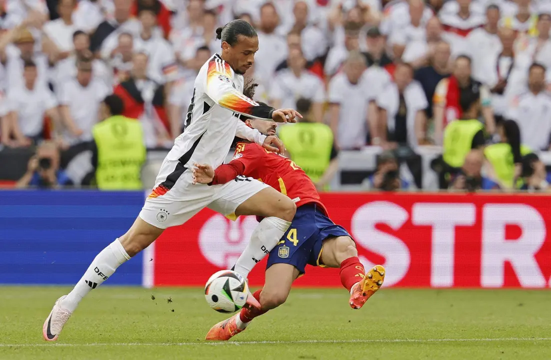 El jugador alem&aacute;n Leroy San&eacute; (i) y el espa&ntilde;ol Marc Cucurella (d) en acci&oacute;n durante el partido de f&uacute;tbol de cuartos de final de la Eurocopa 2024 entre Espa&ntilde;a y Alemania, en Stuttgart. EFE/EPA/RONALD WITTEK