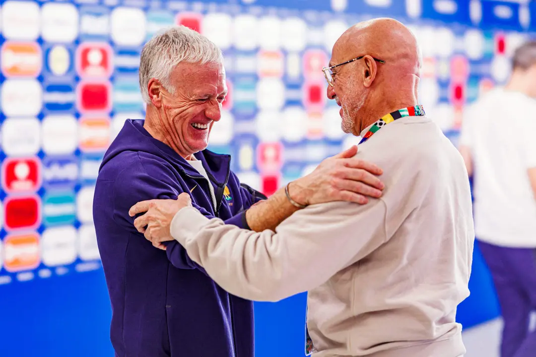 M&Uacute;NICH (ALEMANIA), 08/07/2024.- El entrenador de la selecci&oacute;n espa&ntilde;ola, Luis de la Fuente (d), saluda al seleccionador franc&eacute;s, Didier Deschamps (i), durante una rueda de prensa en M&uacute;nich, Alemania, este lunes, en la v&iacute;spera del partido de semifinales de la Eurocopa 2024 entre Espa&ntilde;a y Francia. EFE/RFEF/Pablo Garc&iacute;a SOLO USO EDITORIAL/ SOLO DISPONIBLE PARA ILUSTRAR LA NOTICIA QUE ACOMPA&Ntilde;A / (CR&Eacute;DITO OBLIGATORIO) FOTO RFEF