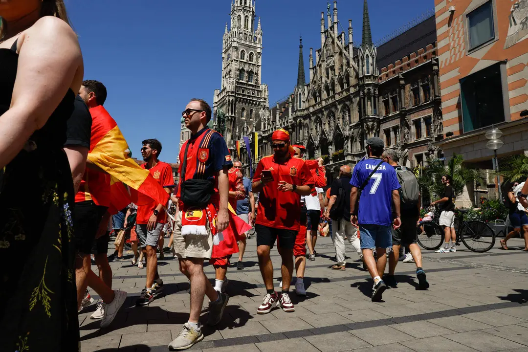 - Aficionados espa&ntilde;oles animan horas antes de la semifinal de la Eurocopa 2024 entre Espa&ntilde;a y Francia, este martes en M&uacute;nich (Alemania). EFE/ JJ Guill&eacute;n