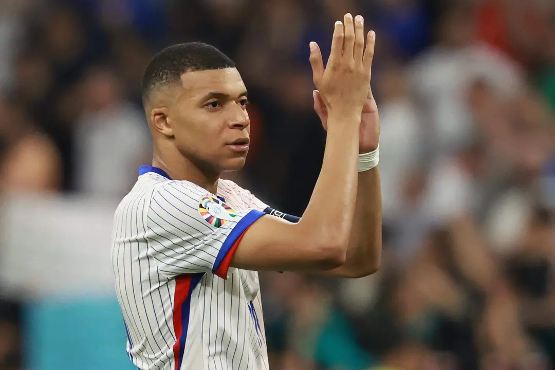 Kylian Mbapp&eacute; tras la finalizaci&oacute;n del partido de semifinales de la Eurocopa de f&uacute;tbol que Espa&ntilde;a y Francia han disputado este martes en M&uacute;nich. EFE/EPA/CLEMENS BILAN