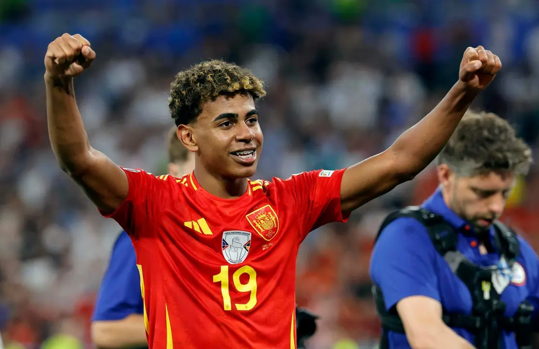 El delantero de la selecci&oacute;n espa&ntilde;ola Lamine Yamal tras el partido de semifinales de la Eurocopa de f&uacute;tbol que Espa&ntilde;a y Francia disputan este martes en M&uacute;nich. EFE/EPA/RONALD WITTEK