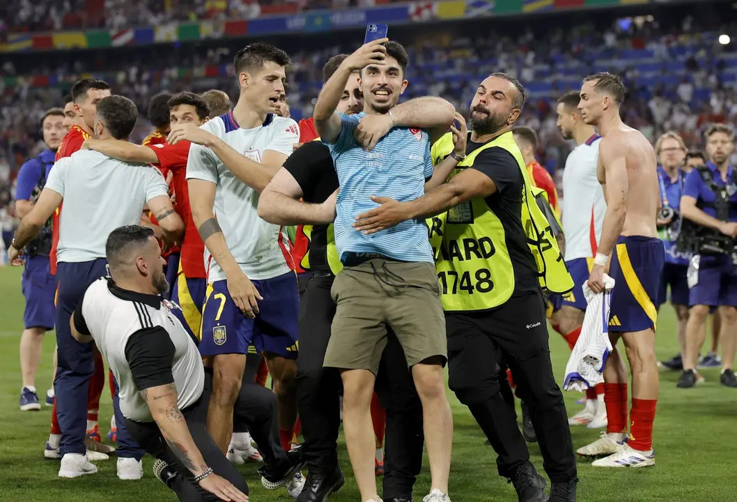 Un miembro de la seguridad resbala y golpea a Morata; pudo lesionarlo Alvaro Morata durante el partido de semifinales de la Eurocopa de f&uacute;tbol que Espa&ntilde;a y Francia disputaron en M&uacute;nich.) EFE/EPA/RONALD WITTEK