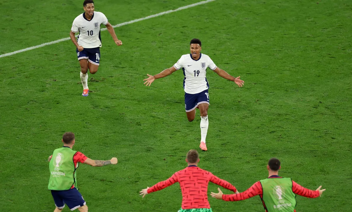 El delantero Oliver Watkins (c) celebra el gol de la victoria durante la primera parte de la segunda semiifnal de la Eurocopa entre Pa&iacute;ses Bajos e Inglaterra en Dortmund, Alemania EFE/EPA/GEORGI LICOVSKI