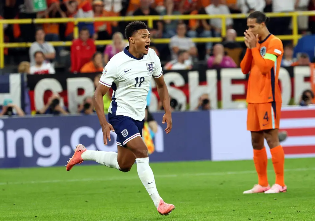 Oliver Watkins tras la segunda semifnal de la Eurocopa entre Pa&iacute;ses Bajos e Inglaterra en Dortmund, Alemania) EFE/EPA/FRIEDEMANN VOGEL
