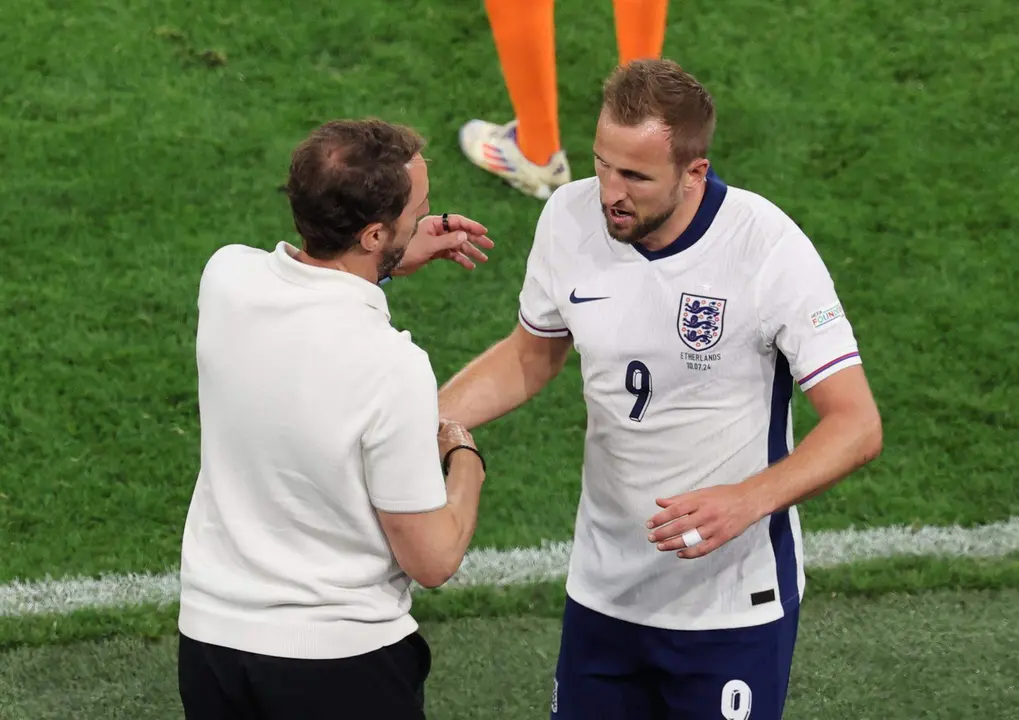 El seleccionador Gareth Southgate con Harry Kane tras la segunda semifinal de la Eurocopa entre Pa&iacute;ses Bajos e Inglaterra en Dortmund, Alemania. EFE/EPA/MOHAMED MESSARA