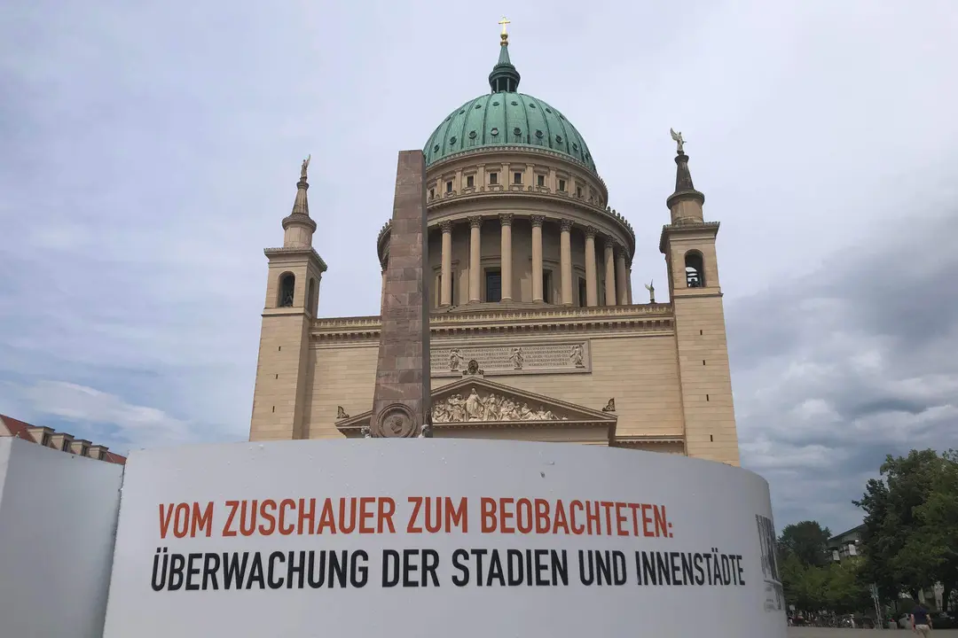 Una exposici&oacute;n en Potsdam reaviva el recuerdo de c&oacute;mo el aparato represivo de la Rep&uacute;blica Democr&aacute;tica de Alemania (RDA) vigil&oacute; a los aficionados al f&uacute;tbol del este germano, como aquel hincha fotografiado por llevar en su chaqueta vaquera parches con escudos de equipos de f&uacute;tbol que disgustaban a las autoridades comunistas. EFE/ Salvador Mart&iacute;nez
