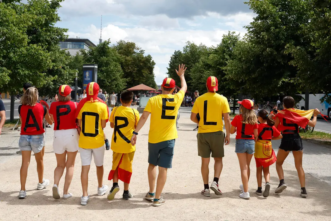 Aficionados espa&ntilde;oles pasean este domingo, por Berl&iacute;n (Alemania), previo a la final de la Eurocopa 2024 que se celebra esta noche entre las selecciones de Espa&ntilde;a e Inglaterra. EFE/ J.J.Guillen