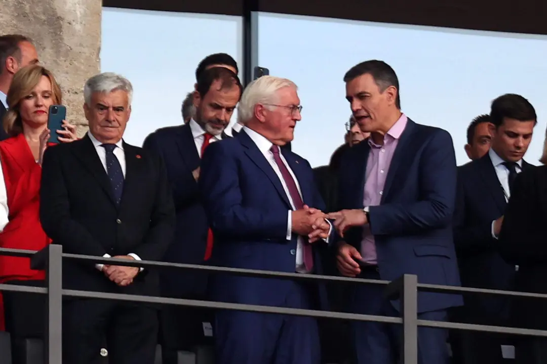 El presidente de Espa&ntilde;a Pedro Sanchez (d) dialoiha con su hom&oacute;logo alem&aacute;n Frank-Walter Steinmeier (C) antes de la final de la Eurocpa que se disputa en el Ol&iacute;mpico de Berl&iacute;n, Alemania. EFE/EPA/CHRISTOPHER NEUNDORF