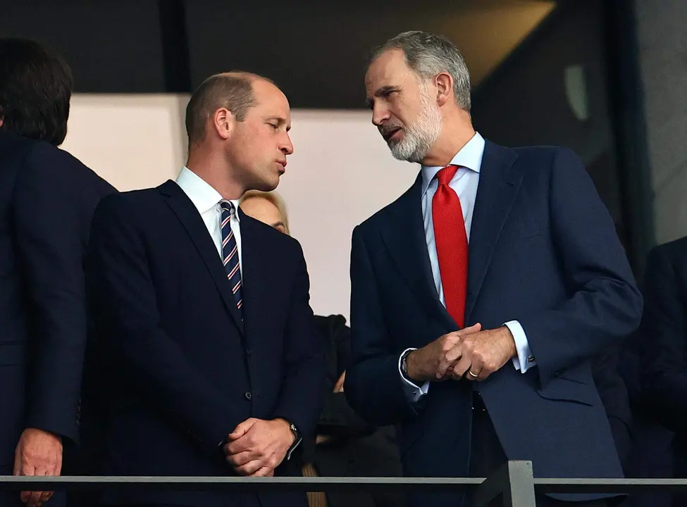 William, Pr&iacute;ncipe de Gales, y el rey de Espa&ntilde;a Felipe VI antes del encuentro correspondiente a la final de la Eurocopa que disputaron Inglaterra en el Estadio Ol&iacute;mpico de Berl&iacute;n. EFE/EPA/FILIP SINGER