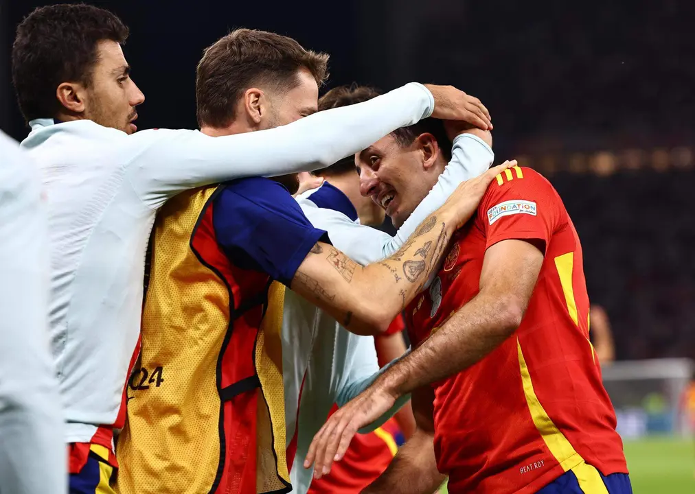 Los jugadores de la selecci&oacute;n espa&ntilde;ola celebran el segundo gol del equipo espa&ntilde;ol, de Mikel Oyarzabal (d), durante el encuentro correspondiente a la final de la Eurocopa que disputaron Inglaterra en el Estadio Ol&iacute;mpico de Berl&iacute;n.EFE/EPA/FILIP SINGER