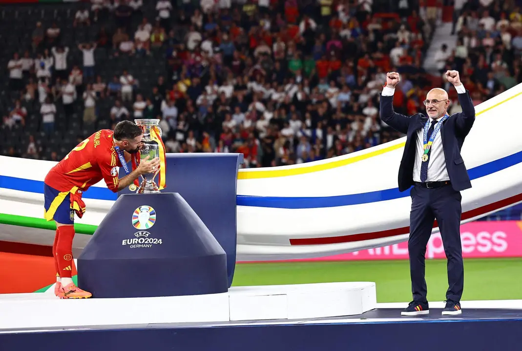 El seleccionador Luis de la Fuente y el defensa Dani Carvajal tras el encuentro correspondiente a la final de la Eurocopa que disputaron Inglaterra en el Estadio Ol&iacute;mpico de Berl&iacute;n. EFE/EPA/FILIP SINGER
