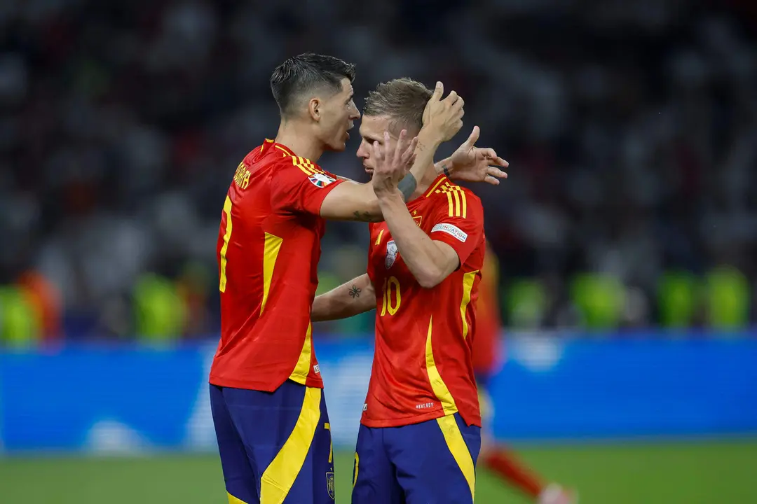 El delantero de la selecci&oacute;n espa&ntilde;ola &Aacute;lvaro Morata abraza a Dani Olmo tras ser sustituido durante el encuentro correspondiente a la final de la Eurocopa que disputaron Espa&ntilde;a e Inglaterra en el Estadio Ol&iacute;mpico de Berl&iacute;n. EFE /Alberto Est&eacute;vez