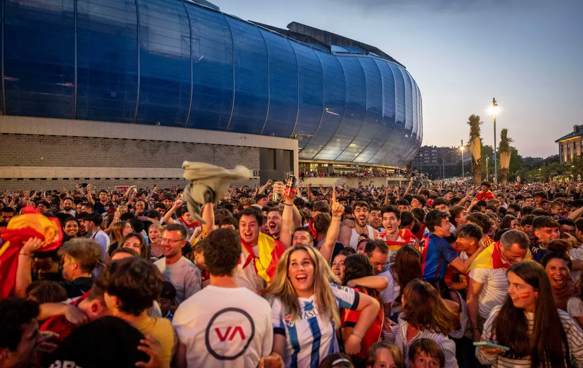 Aficionados celebran el gol de Espa&ntilde;a ante Inglaterra en la final de la Eurocopa,en una pantalla gigante instalada este domingo junto al estadio Reale Arena de San Sebasti&aacute;n. EFE/Javier Etxezarreta