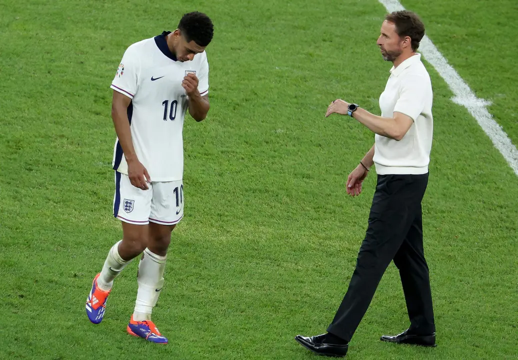 Gareth Southgate, seleccionador de Inglaterra de f&uacute;tbol, junto al jugador Jude Bellingham tras perder la final en Berl&iacute;n EFE/EPA/GEORGI LICOVSKI