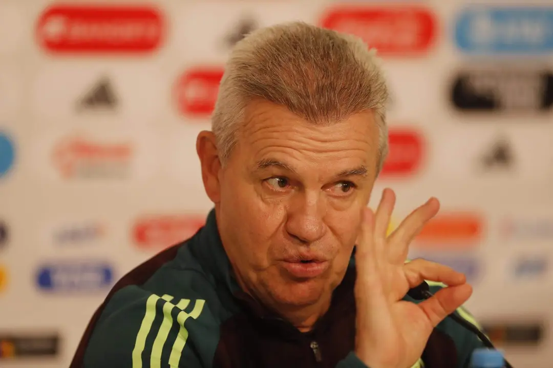El entrenador de la Selecci&oacute;n Mexicana de f&uacute;tbol, Javier Aguirre, habla durante una rueda de prensa este lunes, previo a un partido amistoso ante la selecci&oacute;n de Estados Unidos, en el Estadio Akron de la ciudad de Guadalajara, Jalisco (M&eacute;xico). EFE/ Francisco Guasco