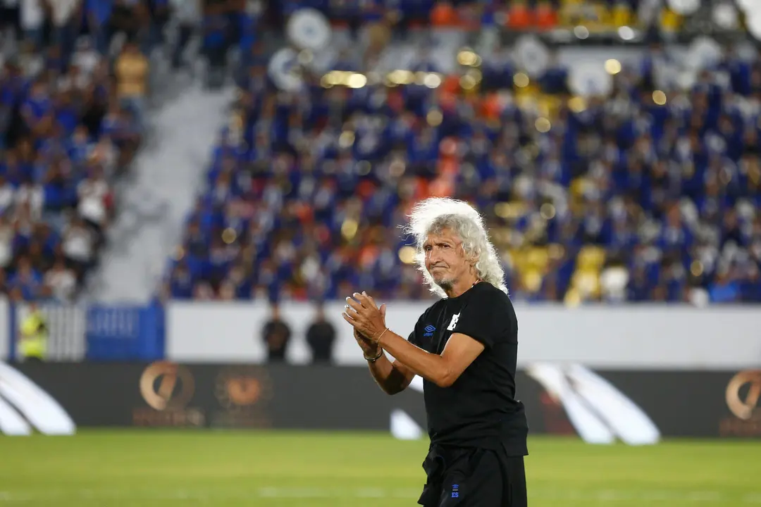 El exfusbol&iacute;sta salvadore&ntilde;o Jorge "M&aacute;gico" Gonz&aacute;lez recibe un homenaje previo a un partido amistoso entre El Salvador y Pachuca en el Estadio Nacional Jorge &laquo;El M&aacute;gico&raquo; Gonz&aacute;lez en San Salvador (El Salvador). EFE/Rodrigo Sura