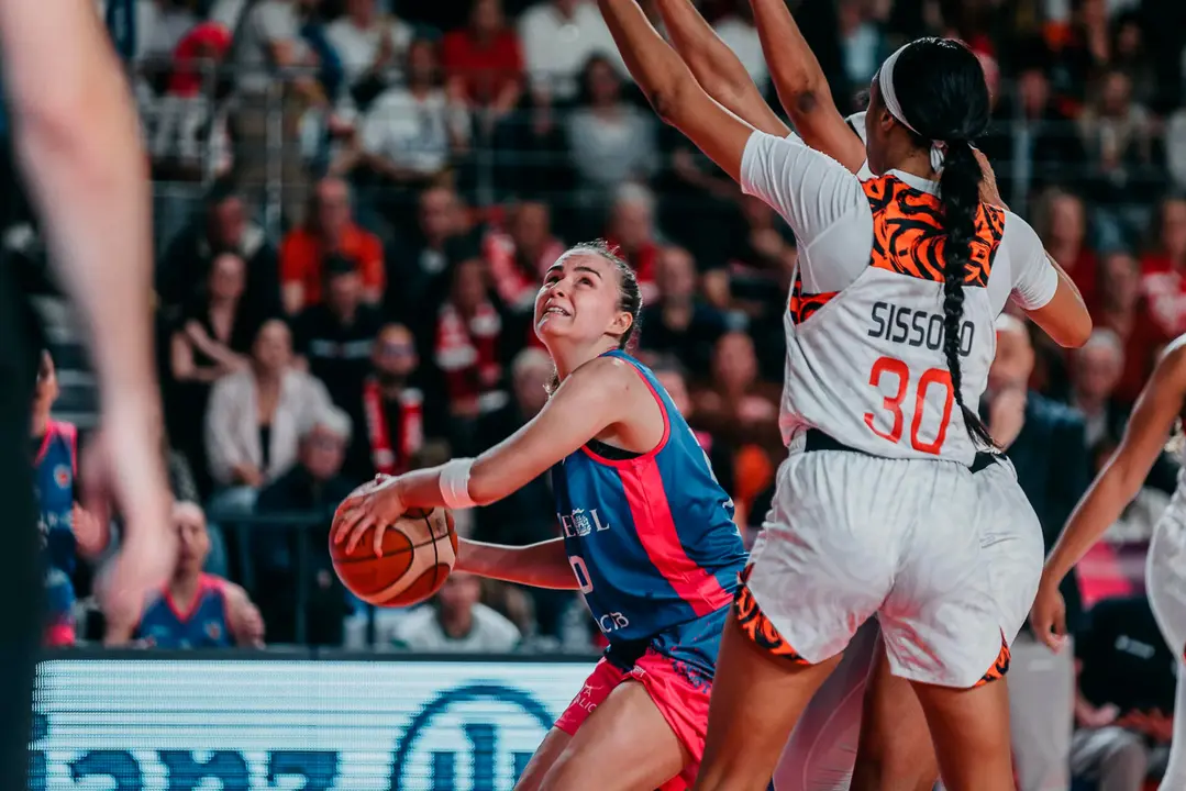 Un momento de la final de la Eurocopa femenina de baloncesto, Villeneuve d&acute;Ascq - Baxi Ferrol, disputada este mi&eacute;rcoles en Villeneuve d&acute;Ascq. EFE/FIBA