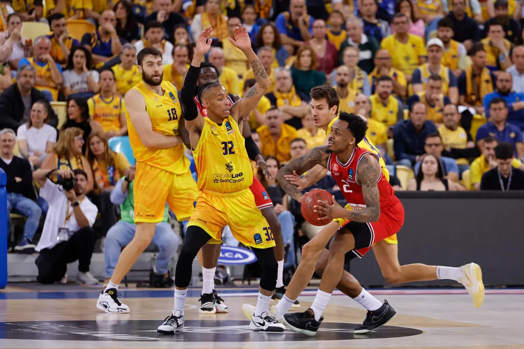 El escolta del Gran Canaria, Joe Thomasson, defiende al jugador del Hapoel Tel Aviv durante el segundo partido de la final de la Eurocopa que Dreamland Gran Canaria y Hapoel Tel Aviv disputan este viernes en Las Palmas. EFE/Elvira Urquijo