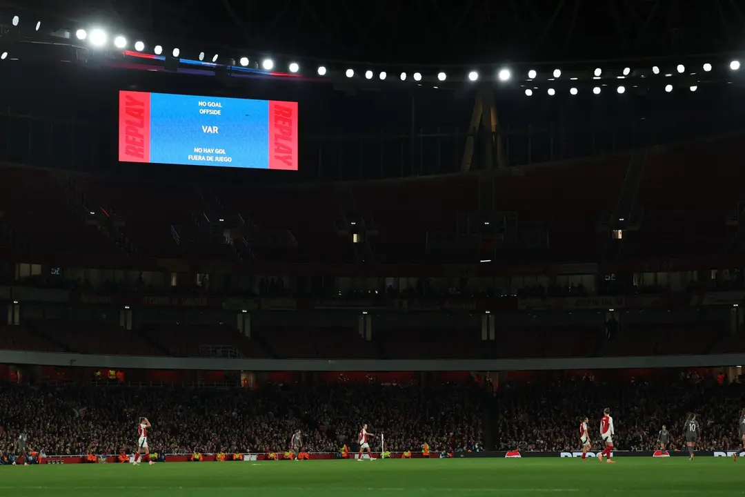 Revisi&oacute;n de VAR durante un partido de la Champions femenina en foto de archivo de ISABEL INFANTES. EFE/EPA