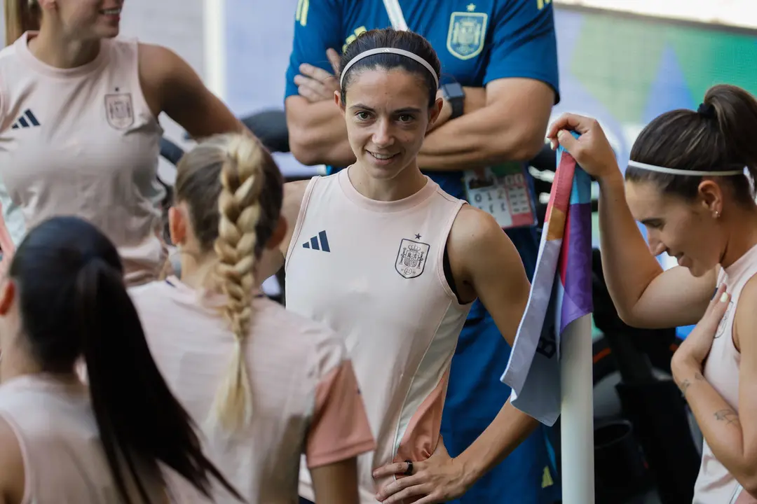 La centrocampista de la selecci&oacute;n espa&ntilde;ola Aitana Bonmat&iacute; (c) durante un entrenamiento este mi&eacute;rcoles en Berna (Suiza), previo al primer partido de grupos que disputan las espa&ntilde;olas ma&ntilde;ana ante Portugal en el marco de la Eurocopa Femenina 2025. EFE/ Ana Escobar