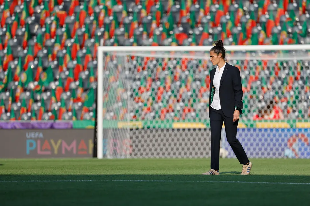 La seleccionara de la selecci&oacute;n de Espa&ntilde;a, Montse Tom&eacute;, en el terreno de juego del Stade de Suisse en Berna este jueves, previo al partido de la fase de grupos de la Eurocopa Femenina 2025 entre Portugal y Espa&ntilde;a, en la ciudad Suiza. EFE/ Ana Escobar