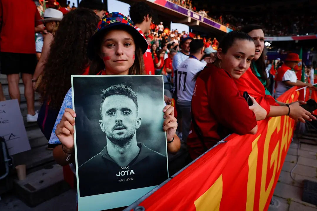 Aficionados portugueses rinden homenaje al fallecido futbolista portugu&eacute;s Diogo Jota y a su hermano Andr&eacute; Silva, fallecidos el 3 de julio en un accidente de tr&aacute;fico en Espa&ntilde;a, antes del partido de f&uacute;tbol de la Eurocopa femenina de la UEFA 2025 entre Espa&ntilde;a y Portugal, en Berna, Suiza, el 3 de julio de 2025. EFE/EPA/NUNO VEIGA