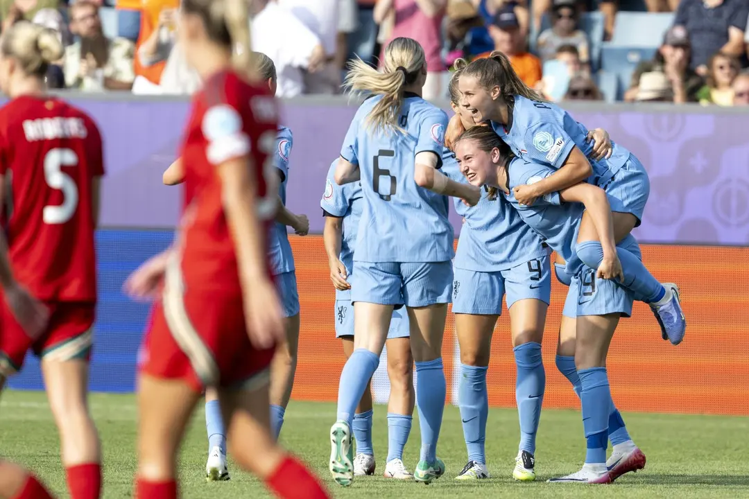 Jugadoras de Holanda con Jill Jamie Roord, Anna Miedema y Victoria Pelova, desde la izquierda, reaccionan tras el gol 0:1 para Holanda en el partido de f&uacute;tbol del Grupo D de la UEFA Women's EURO 2025 entre Gales y Holanda en Lucerna, Suiza, 05 de julio de 2025. EFE/EPA/URS FLUEELER EDITORIAL USE ONLY