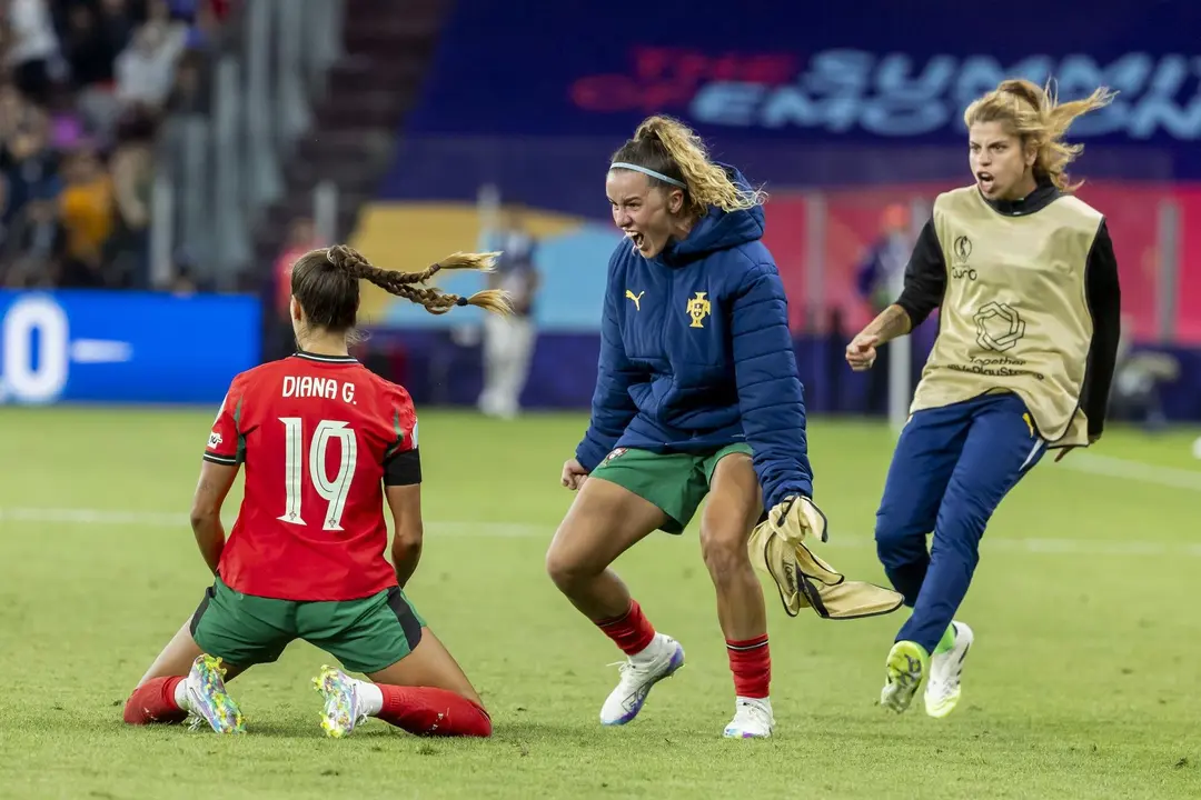 La selecci&oacute;n portuguesa logr&oacute; empatar por 1-1 ante Italia con un gol en el minuto 89 de Diana Gomes (en la imagen) y permiti&oacute; a Espa&ntilde;a clasificarse matem&aacute;ticamente para los cuartos de final de la Eurocopa que se disputa en Suiza. EFE/EPA/SALVATORE DI NOLFI EDITORIAL USE ONLY